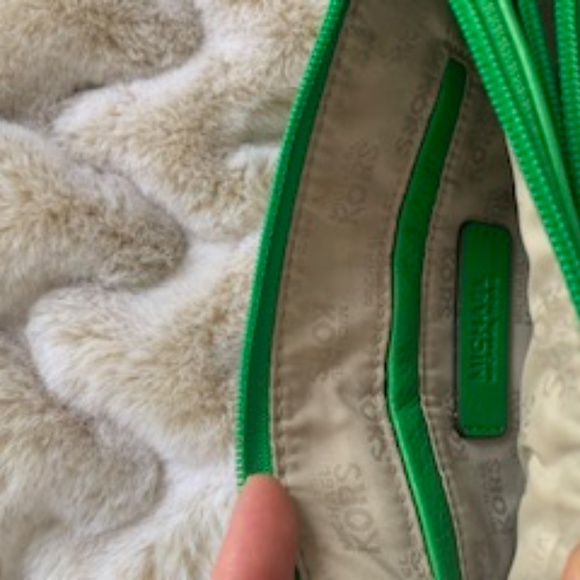 Michael Kors Kelly Green Crossbody purse, handbag. Excellent Condition - Picture 5 of 8
